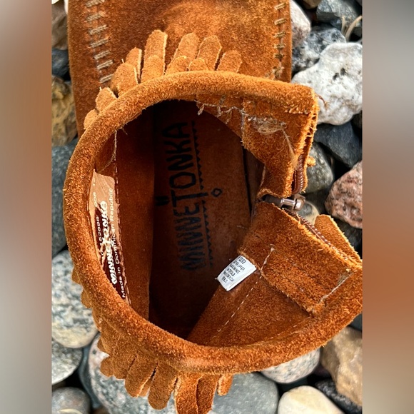 🥾KIDS’ Double Fringe Brown Suede Ankle Boot | Minnetonka Moccasin—2292 | Size 10 - Picture 14 of 17